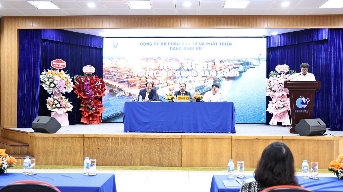 Đại diện Đội Xếp dỡ trình bày tham luận